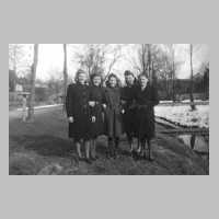 108-0017 Am Udergraben in Uderhoehe 1944. Von links Irmgard Liedtke, Anneliese Bauer, Margarete Weissemmel, Edith Liedtke und Frieda Kohn..jpg